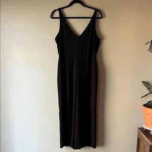 Forever 21 Black V-Neck Sleeveless Romper Size L